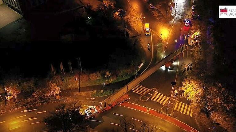 Standbild aus dem Video der Stadt Würzburg: Ein über 40 Meter langer Stahlträger für die neue Siligmüllerbrücke wird auf einem Sattelschlepper über den nächtlichen Berliner Ring bugsiert. Standbild aus dem Video der Stadt Würzburg: Ein über 40 Meter langer Stahlträger für die neue Siligmüllerbrücke wird auf einem Sattelschlepper über den nächtlichen Berliner Ring bugsiert.