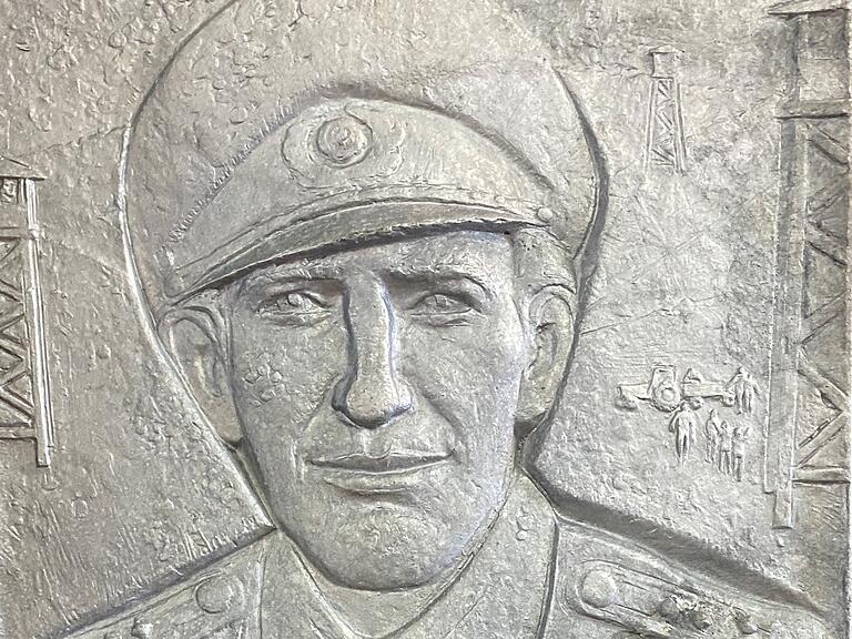 Auf zahlreichen Gedenktafeln wurde zu DDR-Zeiten an Rudi Arnstadt erinnert. Das Bild zeigt eine davon, die heute im Museum 'Haus auf der Grenze' an Point Alpha zu sehen ist.&nbsp;&nbsp;