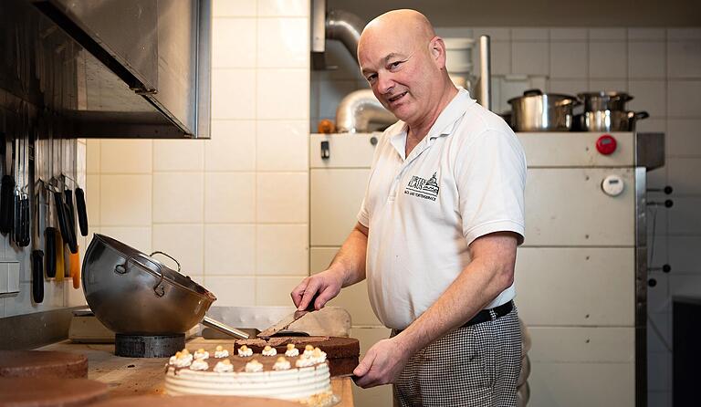 Klaus Günther steht nach seinem Herzinfarkt wieder in seiner Backstube – sehr zur Freude seiner Kundschaft. Klaus Günther steht nach seinem Herzinfarkt wieder in seiner Backstube – sehr zur Freude seiner Kundschaft.