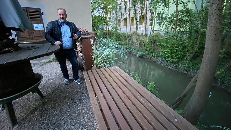Direkt an der Volkach liegt der kleine Biergarten des 'Weinstadls' in der Straße Am Bach. An dessen Rand hat Wirt Martin Burger eine Sitzbank gebaut, der noch eine Absturzsicherung zum Bach hin fehlt. Direkt an der Volkach liegt der kleine Biergarten des 'Weinstadls' in der Straße Am Bach. An dessen Rand hat Wirt Martin Burger eine Sitzbank gebaut, der noch eine Absturzsicherung zum Bach hin fehlt.