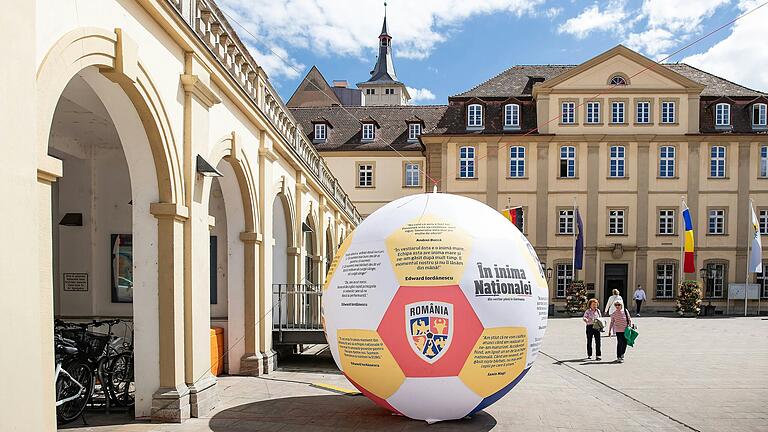 Der rumänische Fußballverband hat einen großen Ball mitgebracht, der im Rathausinnenhof aufgestellt ist, um Aufmerksamkeit auf die EM und das rumänische Team zu lenken.&nbsp;