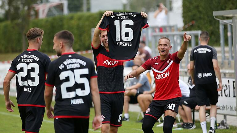 Gruß an den verletzten Kapitän. Fabian Wessig mit dem Trikot von Peter Kurzweg. Gruß an den verletzten Kapitän. Fabian Wessig mit dem Trikot von Peter Kurzweg.