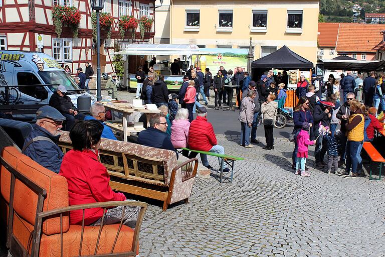Auf bequemen Sofas konnte man das Markttreiben in der Sonne beobachten. Auf bequemen Sofas konnte man das Markttreiben in der Sonne beobachten.