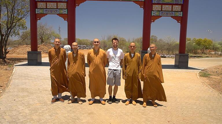 In 'Weltreise mit Buddha' erkundet Regisseur Jesco Puluj unterhaltsam die verschiedensten Ausprägungen des Buddhismus weltweit.&nbsp;