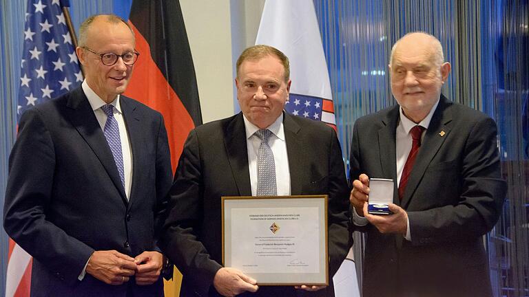 Übergabe von Medaille und Urkunde an Ben Hodges (Mitte) durch Laudator Friedrich Merz und VDAC Präsident Klaus-Jochen Gühlcke Übergabe von Medaille und Urkunde an Ben Hodges (Mitte) durch Laudator Friedrich Merz und VDAC Präsident Klaus-Jochen Gühlcke