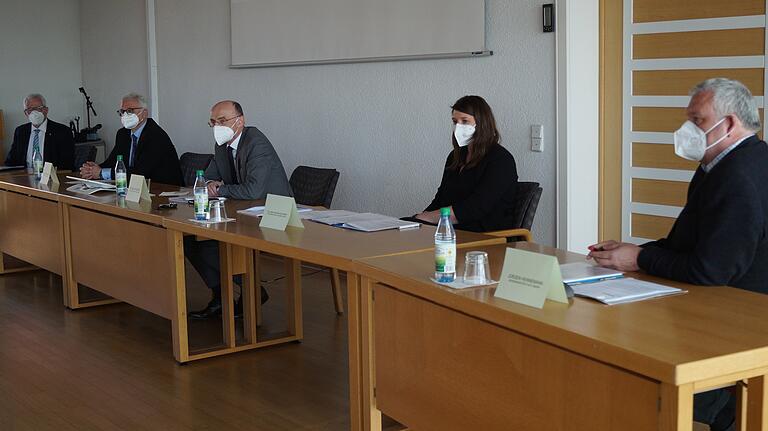 In einer Pressekonferenz informierten (von links) Bürgermeister Günther Werner (Haßfurt), Vorstandsmitglied Wilfried Neubauer, Landrat Wilhelm Schneider, Vorstandsvorsitzende Vera Antonia Büchner und Bürgermeister Jürgen Hennemann (Ebern) über die Neuausrichtung der Haßberg-Kliniken.