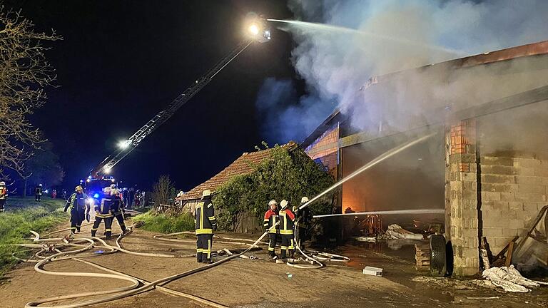 Mit der Drehleiter der Feuerwehr Mellrichstadt wurde das Feuer über dem Dach bekämpft. Mit der Drehleiter der Feuerwehr Mellrichstadt wurde das Feuer über dem Dach bekämpft.