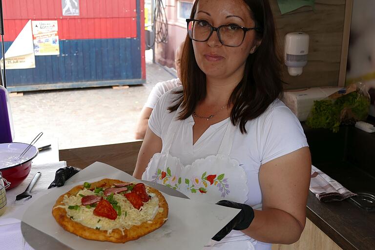 Den meisten Besuchern waren die ungarischen Làngos unbekannt. Sie wurden aber gerne mit Paprikawurst oder vegetarischen Belägen verzehrt. Die Chefin Elisabet Vargas zeigt ihr Fladenbrot.