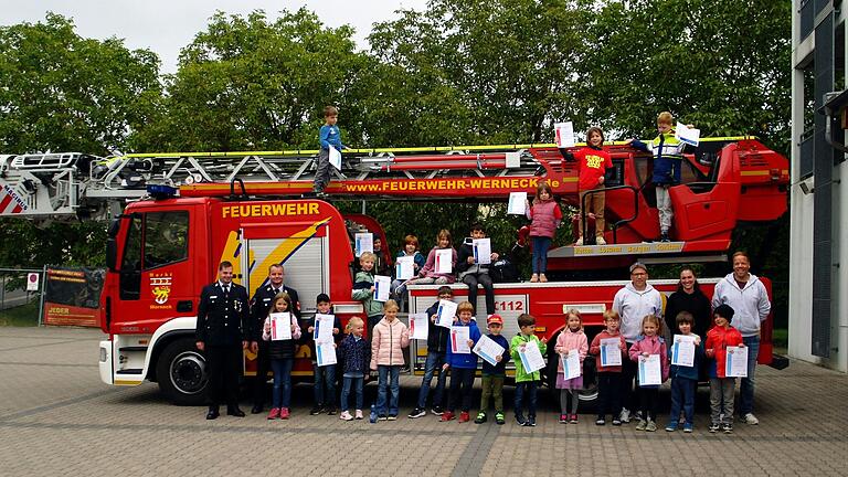 Die stolzen Nachwuchs-Retter präsentieren ihre Urkunden. Flankiert werden sie von den Kreisbrandmeistern Ralf Weber und Thomas Heffels, die als Prüfer fungierten sowie dem Leitungsteam der Kinderfeuerwehr Patrick Schmitt, Nina Zänglein und Holger Mai (von links).