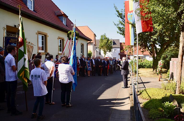 Bei der Kranzniederlegung am Ehrenmal rief Kreisobmann Erhard Rückert die verstorbenen Feldgeschworenen des vergangenen Jahres in Erinnerung. Bei der Kranzniederlegung am Ehrenmal rief Kreisobmann Erhard Rückert die verstorbenen Feldgeschworenen des vergangenen Jahres in Erinnerung.