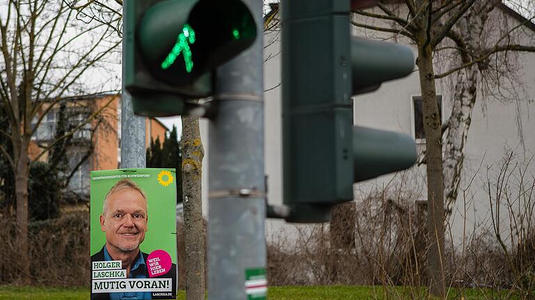 Grüne Ampel und grüner Kandidat, gesehen am Obertor in Schweinfurt.