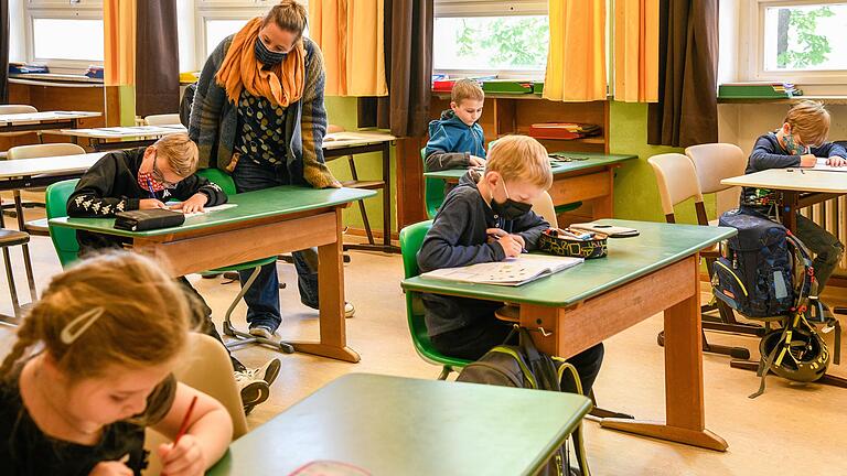 Schule zu Zeiten von Corona: In der Notbetreuung im Würzburger Elisabethenheim lernt jedes Kind für sich. Unterricht&nbsp;darf mit Rücksicht auf die Chancengleichheit für die Kinder zuhause nicht stattfinden.&nbsp;