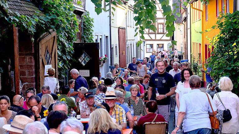 Festbesucher  zwängen  sich durch die Winzergasse auf dem Höflesfest 2019 in Hammelburg.