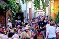 Festbesucher  zwängen  sich durch die Winzergasse auf dem Höflesfest 2019 in Hammelburg.