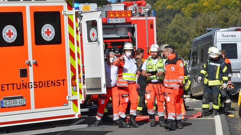 Elias Holzeimer klärt hier in Oberweißenbrunn mit seinen Kollegen ab, wie viele Verletzte es gibt und in welche Krankenhäuser sie verlegt werden.