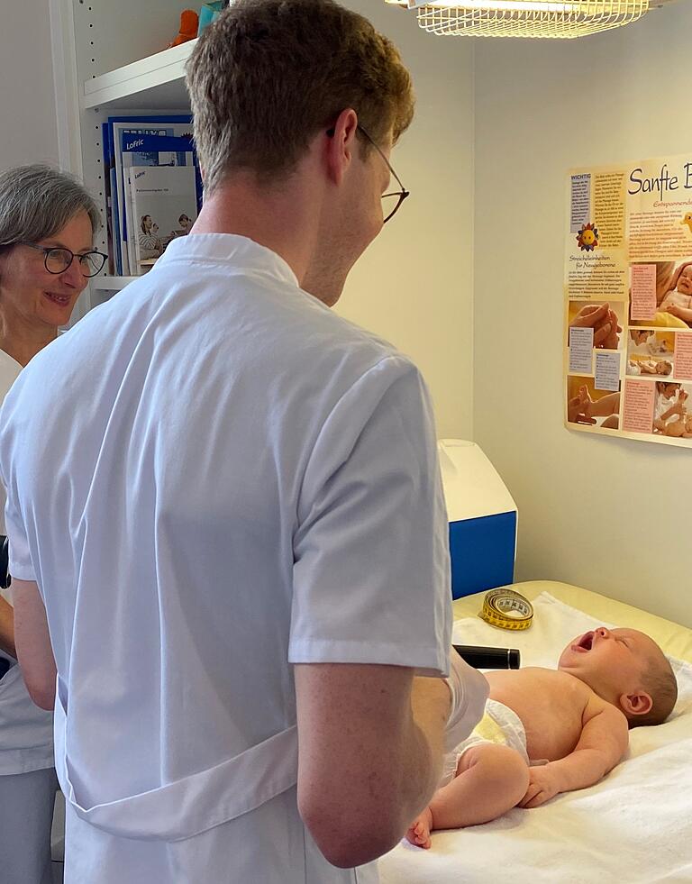 Das MIAI-Studienteam analysiert anhand der gesammelten Daten aus Fragebögen und Untersuchungen sowie den Bioproben, wie Babys lernen, sich gegen die Viren zu verteidigen, die Atemwegserkrankungen auslösen. Das MIAI-Studienteam analysiert anhand der gesammelten Daten aus Fragebögen und Untersuchungen sowie den Bioproben, wie Babys lernen, sich gegen die Viren zu verteidigen, die Atemwegserkrankungen auslösen.