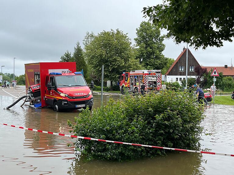 Mit insgesamt 26 Fahrzeugen und 120 Einsatzkräften ist das Hilfskontingent der Feuerwehren aus dem Landkreis Schweinfurt im Katastrophengebiet.