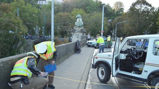 Auto erfasst Kinderwagen: Kleinkind schwer verletzt       -  Bei einem Unfall auf der Löwenbrücke in Würzburg ist am Montagnachmittag ein 15 Monate alter Junge in einem Kinderwagen schwer verletzt worden.