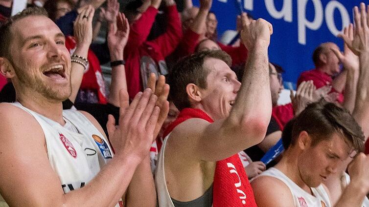 Basketball - easyCredit BBL - Fraport Skyliners - s.Oliver Wuerzburg - Die Würzburger (von links) Felix Hoffmann, Skyler Bowlin und Jordan Hulls feiern inmitten ihrer mitgereisten Anhänger den 91:77-Sieg in Frankfurt. Basketball - easyCredit BBL - Fraport Skyliners - s.Oliver Wuerzburg - Die Würzburger (von links) Felix Hoffmann, Skyler Bowlin und Jordan Hulls feiern inmitten ihrer mitgereisten Anhänger den 91:77-Sieg in Frankfurt.