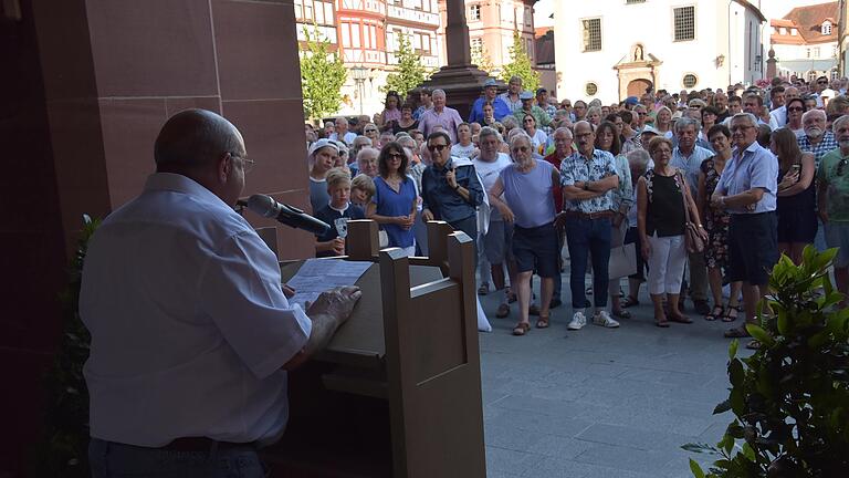 Groß war das Interesse der Tauberbischofsheimer Bürger am Ausgang der Bürgermeisterwahl. Viele waren zur Verkündung des Wahlergebnisses durch Gerhard Baumann zum Rathaus gekommen.