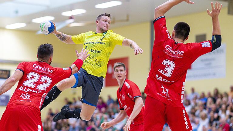 Kapitän Patrick Schmidt (am Ball) und die Zweitliga-Handballer der DJK Rimpar Wölfe schieden in der ersten Runde des DHB-Pokalwettbewerbs nach einer Niederlage gegen Bundesligist MT Melsungen (von links Michael Allendorf, Finn Lemke, Marion Maric) aus.&nbsp;