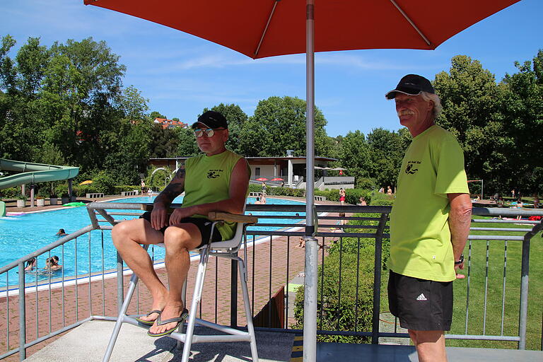 Siegfried Pregitzer (links) und Bernd Viertel müssen nicht nur auf die Sicherheit der Schwimmer achten, sondern auch auf die Einhaltung der Abstandsregeln.