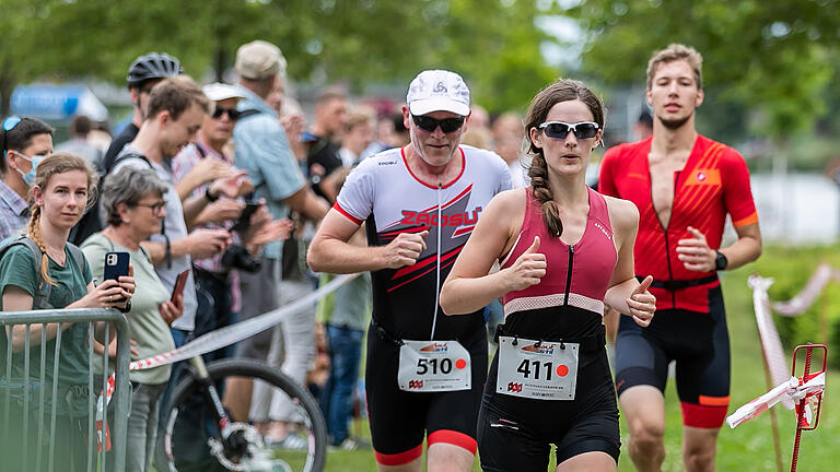 Mit rund 700 Teilnehmern fand am Samstag 07.08.21 unter strengen Corona Regeln der Mainfrankentriathlon in Kitzingen statt. Alle Rahmenprogramme, Verpflegung, Bratwurstverkauf und Getränkeverkauf sind ausgefallen. Es wurde der reine Wettkampf durchgeführt.