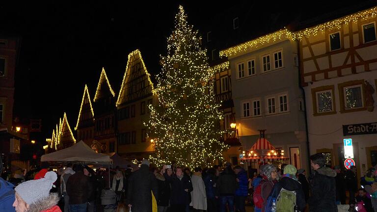 Vorweihnachtsstimmung: hier beim Adventsgässle 2019, vor der stimmungsvollen Kulisse der historischen Altstadt mit ihren Fachwerkhäusern.