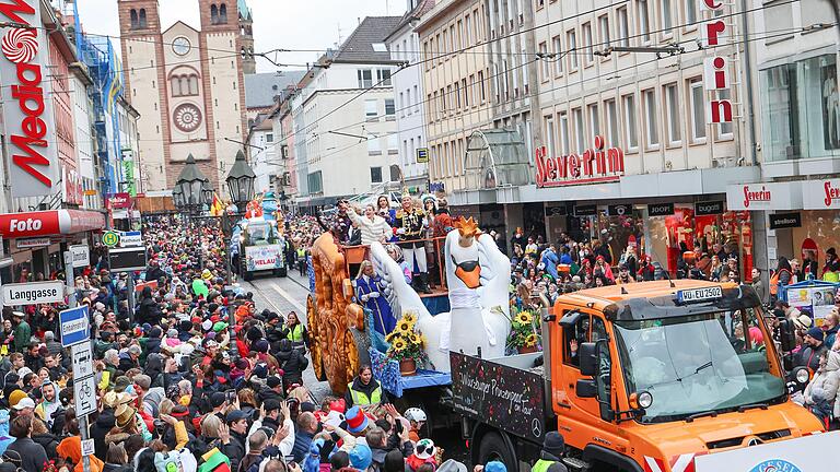 Das Würzburger Prinzenpaar wirft Süßwaren in Richtung der Zuschauer des Faschingsumzugs in Würzburg. Franken gilt bayernweit als Fastnachtshochburg, in Würzburg säumen circa 60.000 Zuschauer die Straßen. Das Würzburger Prinzenpaar wirft Süßwaren in Richtung der Zuschauer des Faschingsumzugs in Würzburg. Franken gilt bayernweit als Fastnachtshochburg, in Würzburg säumen circa 60.000 Zuschauer die Straßen.