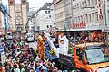 Das Würzburger Prinzenpaar wirft Süßwaren in Richtung der Zuschauer des Faschingsumzugs in Würzburg. Franken gilt bayernweit als Fastnachtshochburg, in Würzburg säumen circa 60.000 Zuschauer die Straßen.
