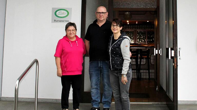 Thea Triftshäuser, Thomas und Katja Wimmer (von links) mögen die Arbeit in der Stockheimer Dorfschänke. In diesem Jahr feiert das Lokal den 50. Geburtstag. Thea Triftshäuser, Thomas und Katja Wimmer (von links) mögen die Arbeit in der Stockheimer Dorfschänke. In diesem Jahr feiert das Lokal den 50. Geburtstag.