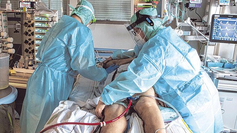 Immer weniger Patientinnen und Patienten haben nach einer Infektion mit dem Coronavirus einen so schweren Krankheitsverlauf, dass sie, wie auf diesem Archivbild, ausschließlich deswegen auf einer Intensivstation behandelt werden müssen. In der Region Main-Rhön ist es aktuell nur noch ein Patient. Immer weniger Patientinnen und Patienten haben nach einer Infektion mit dem Coronavirus einen so schweren Krankheitsverlauf, dass sie, wie auf diesem Archivbild, ausschließlich deswegen auf einer Intensivstation behandelt werden müssen. In der Region Main-Rhön ist es aktuell nur noch ein Patient.