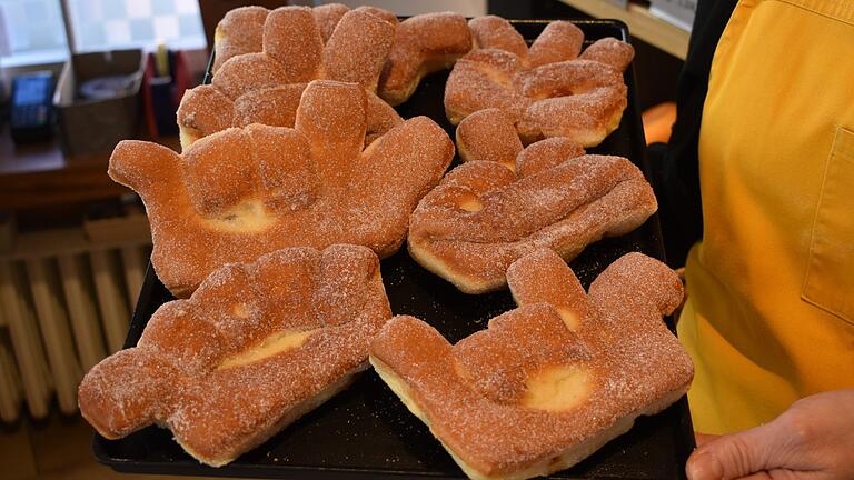 Die 'Finger-Krapfen' in der Bäckerei Degetsmühle in Bischofsheim. Die 'Finger-Krapfen' in der Bäckerei Degetsmühle in Bischofsheim.