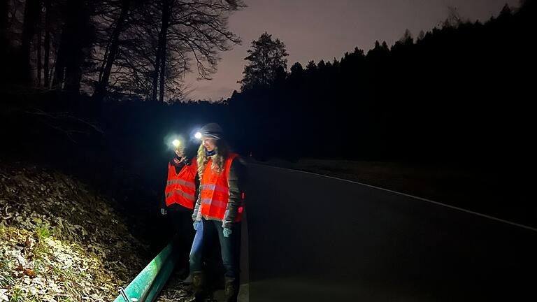 Melanie Assel und Maike Rottschäfer laufen einen Amphibienzaun ab, sie genießen die Geräusche der Nacht, etwa den Ruf eines Käuzchens. Melanie Assel und Maike Rottschäfer laufen einen Amphibienzaun ab, sie genießen die Geräusche der Nacht, etwa den Ruf eines Käuzchens. 