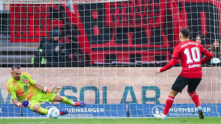 1. FC Nürnberg - Fortuna Düsseldorf       -  Die Schlüsselszene: Julian Justvan (r) verpasst es, beim Elfmeter auf 2:0 für Nürnberg zu erhöhen.