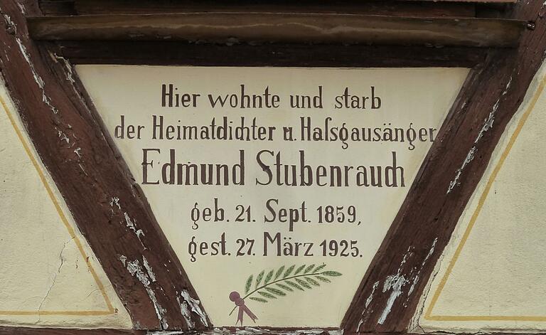 Eine Gedenktafel mit den Geburts- und Sterbedaten Edmund Stubenrauchs ist am Haus angebracht. Eine Gedenktafel mit den Geburts- und Sterbedaten Edmund Stubenrauchs ist am Haus angebracht.