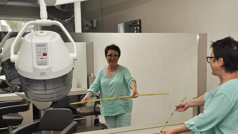 Wenn Christiane Schießer am 4. Mai ihren Salon wieder öffnen darf, muss sie genaue Abstandsregeln einhalten. Mit dem Metermaß misst sie aus, wie viele Stühle sie stellen darf. Die Hälfte der Arbeitsplätze wird wohl wegfallen. Foto: Peter Klopf - Wenn Christiane Schießer am 4. Mai ihren Salon wieder öffnen darf, muss sie genaue Abstandsregeln einhalten. Mit dem Metermaß misst sie aus, wie viele Stühle sie stellen darf. Die Hälfte der Arbeitsplätze wird wohl wegfallen. Foto: Peter Klopf Wenn Christiane Schießer am 4. Mai ihren Salon wieder öffnen darf, muss sie genaue Abstandsregeln einhalten. Mit dem Metermaß misst sie aus, wie viele Stühle sie stellen darf. Die Hälfte der Arbeitsplätze wird wohl wegfallen. Foto: Peter Klopf - Wenn Christiane Schießer am 4. Mai ihren Salon wieder öffnen darf, muss sie genaue Abstandsregeln einhalten. Mit dem Metermaß misst sie aus, wie viele Stühle sie stellen darf. Die Hälfte der Arbeitsplätze wird wohl wegfallen. Foto: Peter Klopf