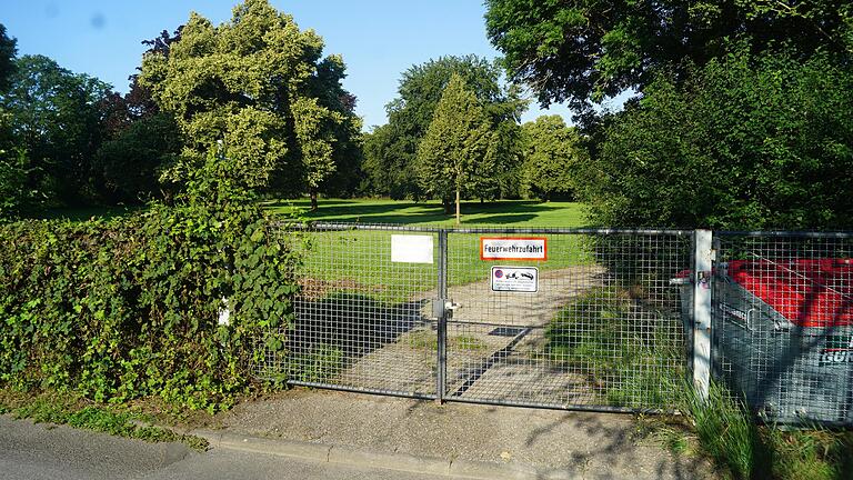 Volkach Freibad Sanierung Liegewiese vorübergehend öffentlicher Park
Das sogenannte Bauhoftor am Rand des Freibad-Parkplatzes wird der Eingang zum vorübergehend eingerichteten Park in Volkach. Volkach Freibad Sanierung Liegewiese vorübergehend öffentlicher Park
Das sogenannte Bauhoftor am Rand des Freibad-Parkplatzes wird der Eingang zum vorübergehend eingerichteten Park in Volkach.