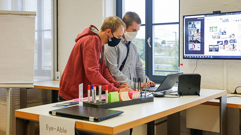 Oliver Greiner und Eric Braun (v. links) wollen mit 'Eye-Able' das Internet barrierefreier machen.