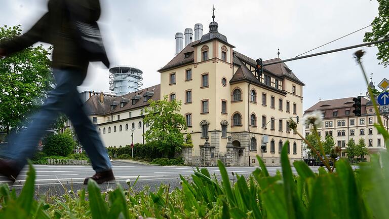Das ehemalige Hauptzollamt, in dem heute das technische Rathaus sitzt, in Würzburg wird für knapp 15 Millionen umgebaut. Das ehemalige Hauptzollamt, in dem heute das technische Rathaus sitzt, in Würzburg wird für knapp 15 Millionen umgebaut.