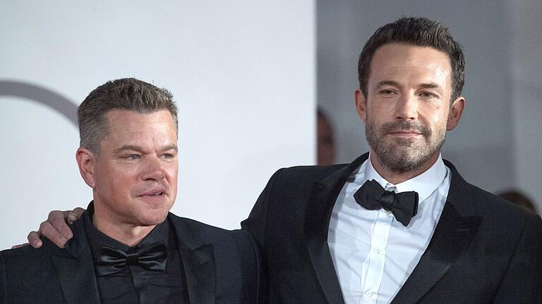 Matt Damon (l) und Ben Affleck       -  Hollywoodstar Matt Damon bedauert sich eigenen Worten zufolge derzeit mit seinem Freund Ben Affleck gegenseitig. (Archivbild)