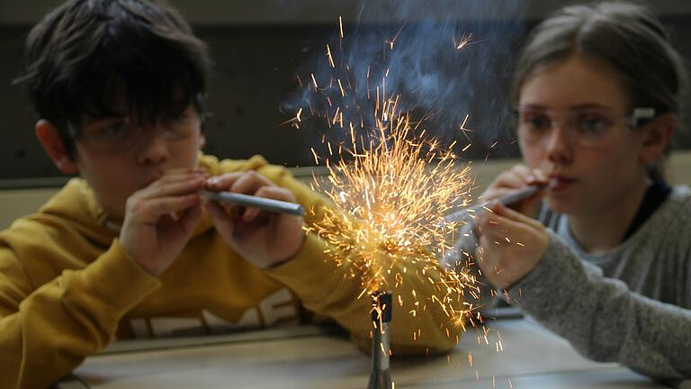 Wenn es zischt und qualmt: In der 'Nacht der Metalle' zünden Schüler des Armin-Knab-Gymnasiums ein Feuerwerk der Wissenschaft.
