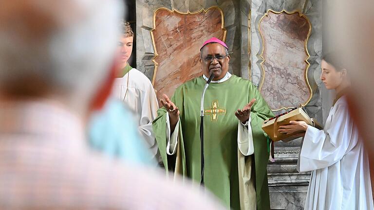 So wie früher als Aushilfspriester hielt Bischof Nirmol auch jetzt wieder bei seinem Besuch in der Region einen Gottesdienst in der Allerheiligenkirche in Ebenhausen. - So wie früher als Aushilfspriester hielt Bischof Nirmol auch jetzt wieder bei seinem Besuch in der Region einen Gottesdienst in der Allerheiligenkirche in Ebenhausen. So wie früher als Aushilfspriester hielt Bischof Nirmol auch jetzt wieder bei seinem Besuch in der Region einen Gottesdienst in der Allerheiligenkirche in Ebenhausen. - So wie früher als Aushilfspriester hielt Bischof Nirmol auch jetzt wieder bei seinem Besuch in der Region einen Gottesdienst in der Allerheiligenkirche in Ebenhausen.