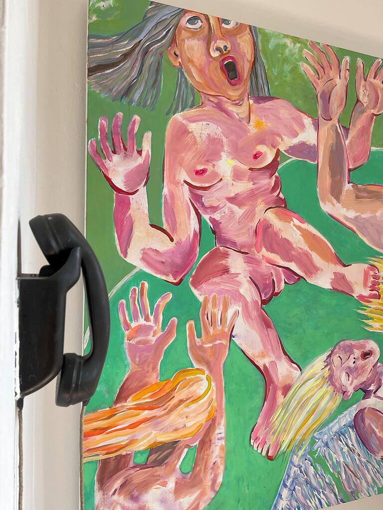 Das Ausstellungshaus setzt eigene Akzente: Haustelefon vor der Arbeit 'Ikarus 2' von Linde Unrein. Das Ausstellungshaus setzt eigene Akzente: Haustelefon vor der Arbeit 'Ikarus 2' von Linde Unrein.