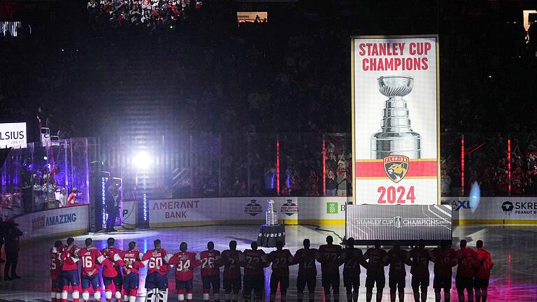 Florida Panthers - Boston Bruins       -  Vor dem Auftaktspiel der neuen Saison feierten die Florida Panthers noch einmal ihren Meistertitel.