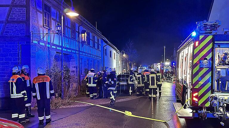Großeinsatz für die Feuerwehren bei einem Brand in Großbardorf: Die enge Bebauung im Ort hätte schnell zu einem Großbrand führen können. Großeinsatz für die Feuerwehren bei einem Brand in Großbardorf: Die enge Bebauung im Ort hätte schnell zu einem Großbrand führen können.