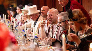 Närrische Weinprobe       -  Zahlreiche Närrinen und Narren aus Politik und Gesellschaft besuchen am Sonntag (12.01.25) im Staatlichen Hofkeller der Residenz in Würzburg die Närrische Weinprobe.