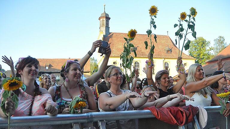 Beim Blick ins Publikum hatte man das Gefühl, als ob die Generation der Blumenkinder weiter existiert nie in der Versenkung verschwunden wäre. Zahlreiche Fans waren in ebenso knallig buntem Outfit gekommen wie ihr Idol Dieter Thomas Kuhn.