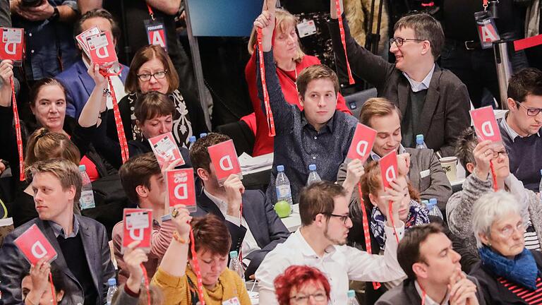 Präsenzparteitage – hier ein Sonderparteitag der SPD von 2018 – sollten in Zeiten des Lockdowns vermieden werden, findet unser Autor. Präsenzparteitage – hier ein Sonderparteitag der SPD von 2018 – sollten in Zeiten des Lockdowns vermieden werden, findet unser Autor.