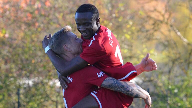 Jawoll! Gerolzhofens Stefan Nöthling (links) freut sich mit Austine Okoro über dessen Treffer zum 2:2 gegen den TSV Grettstadt.